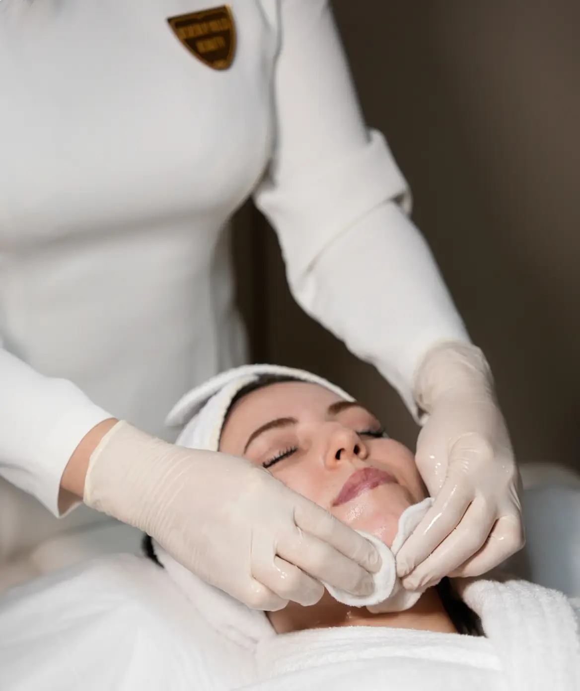 Kosmetikerin bei einer professionellen Gesichtsbehandlung im Kosmetikstudio Beverly Hills Beauty